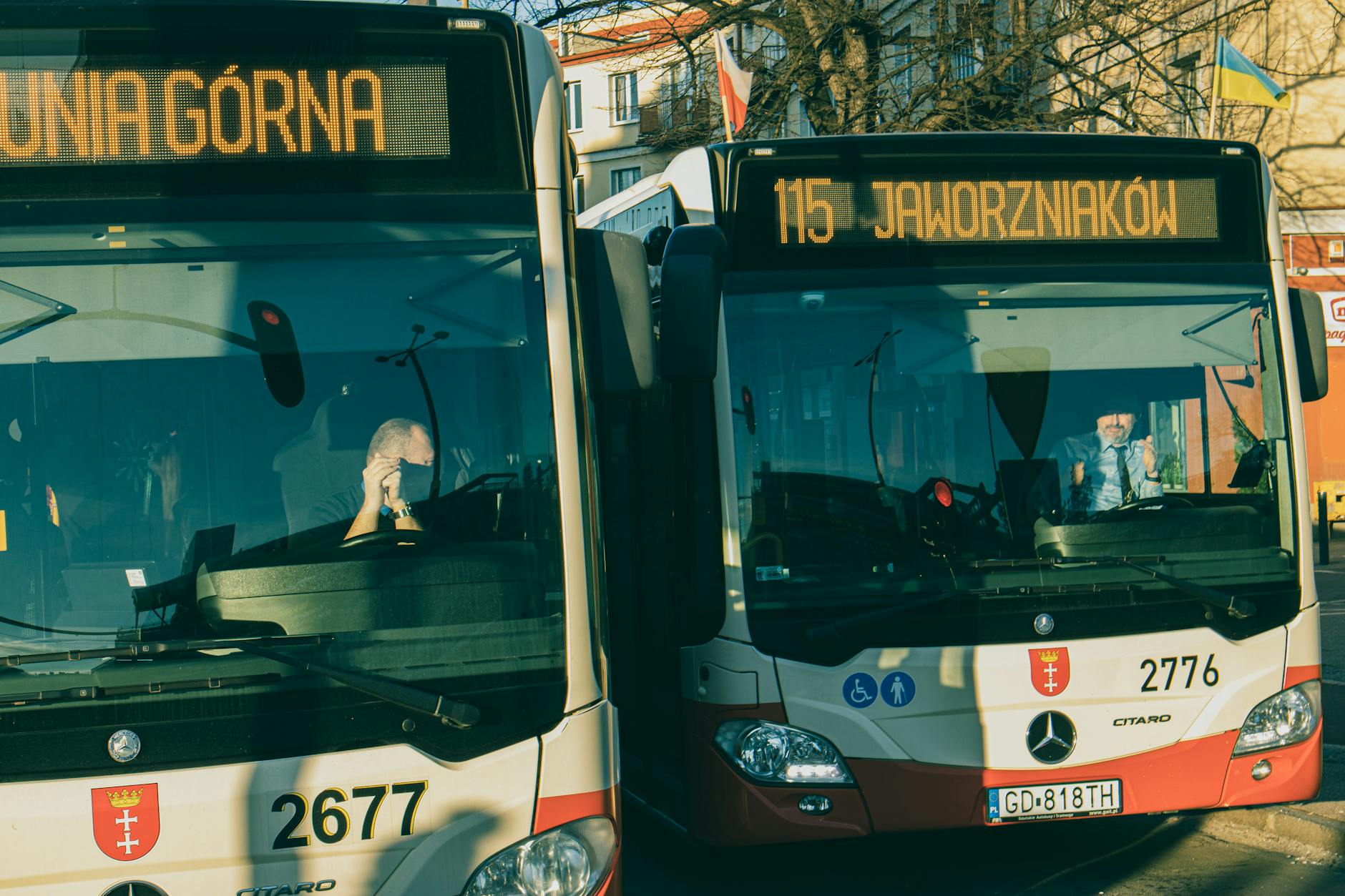 Nowoczesny autobus hybrydowy lub elektryczny na ulicy w Wągrowcu, symbolizujący nowe miejsca pracy w transporcie.