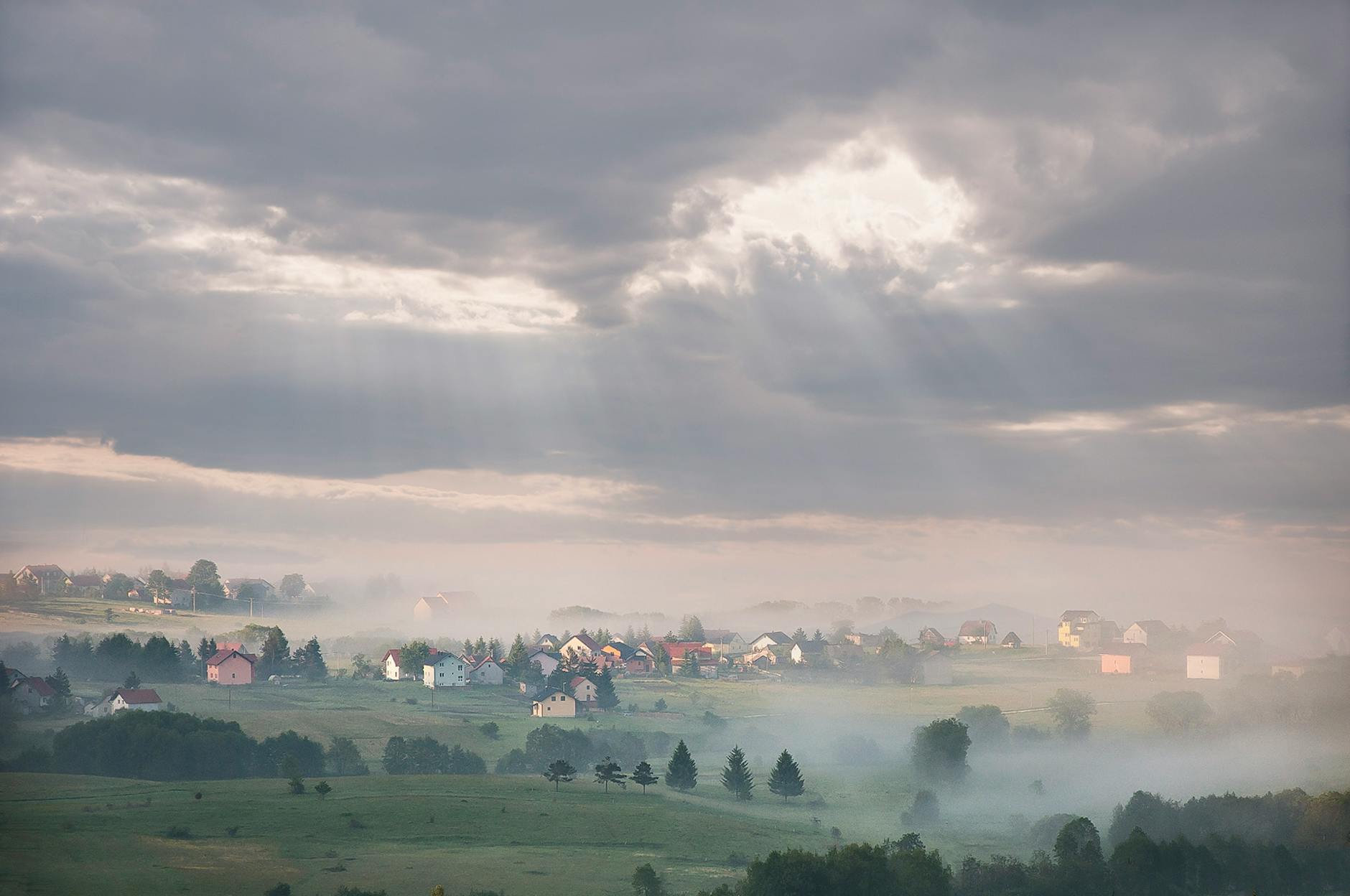 Malowniczy widok na jezioro w okolicach Wągrowca o zachodzie słońca.